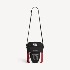 Balenciaga para hombre | Bolso cruzado Explorer en colaboración con la NBA en negro/blanco/rojo bermellón