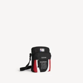Balenciaga para hombre | Bolso cruzado Explorer en colaboración con la NBA en negro/blanco/rojo bermellón