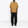 Balenciaga para hombre, cuello redondo, estampado de letras, manga corta, color caqui, 620969TIV509605