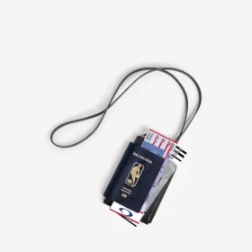 Balenciaga para hombre | Funda para celular «Passport» de la colaboración con la NBA en azul