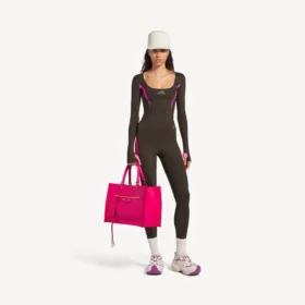 Blusa ajustada de manga larga para mujer estilo «techwear» en color marrón caqui/rosa neón