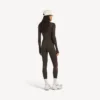 Blusa ajustada de manga larga para mujer estilo «techwear» en color marrón caqui/rosa neón Blusa ajustada de manga larga para mujer estilo «techwear» en color marrón caqui/rosa neón