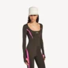Blusa ajustada de manga larga para mujer estilo «techwear» en color marrón caqui/rosa neón Blusa ajustada de manga larga para mujer estilo «techwear» en color marrón caqui/rosa neón