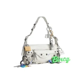 Bolso bandolera pequeño Le Cagole con efecto usado y dijes «Blanco» 7716402AA7A9000