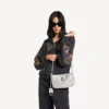 Bolso bandolera tipo Rodeo para mujer con pedrería en gris humo