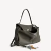 Bolso de mano estilo Rodeo para mujer, grande, con dijes, en color caqui Bolso de mano estilo Rodeo para mujer, grande, con dijes, en color caqui