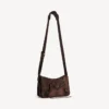 Bolso mensajero con solapa City para hombre, tamaño pequeño, en color espresso claro Bolso mensajero con solapa City para hombre, tamaño pequeño, en color espresso claro