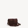 Bolso mensajero con solapa City para hombre, tamaño pequeño, en color espresso claro Bolso mensajero con solapa City para hombre, tamaño pequeño, en color espresso claro