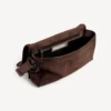 Bolso mensajero con solapa City para hombre, tamaño pequeño, en color espresso claro Bolso mensajero con solapa City para hombre, tamaño pequeño, en color espresso claro