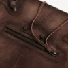 Bolso mensajero con solapa City para hombre, tamaño pequeño, en color espresso claro Bolso mensajero con solapa City para hombre, tamaño pequeño, en color espresso claro