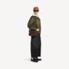 Bolso mensajero con solapa City para hombre, tamaño pequeño, en color espresso claro Bolso mensajero con solapa City para hombre, tamaño pequeño, en color espresso claro