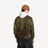 Bolso mensajero con solapa City para hombre, tamaño pequeño, en color espresso claro Bolso mensajero con solapa City para hombre, tamaño pequeño, en color espresso claro