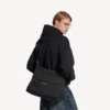 Bolso tipo hobo Explorer para hombre en negro Bolso tipo hobo Explorer para hombre en negro