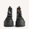 Botines de plataforma «Strike» para mujer con dijes en negro/multicolor Botines de plataforma «Strike» para mujer con dijes en negro/multicolor