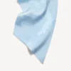 Bufanda de mujer en tono azul bebé con efecto lavado Bufanda de mujer en tono azul bebé con efecto lavado