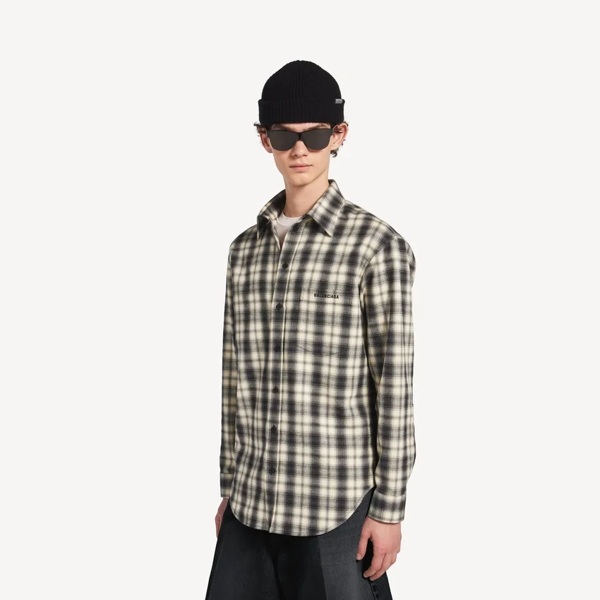 Camisa de corte regular para hombre en blanco/negro Camisa de corte regular para hombre en blanco/negro