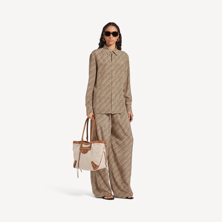 Camisa de mujer con monograma en beige/negro Camisa de mujer con monograma en beige/negro