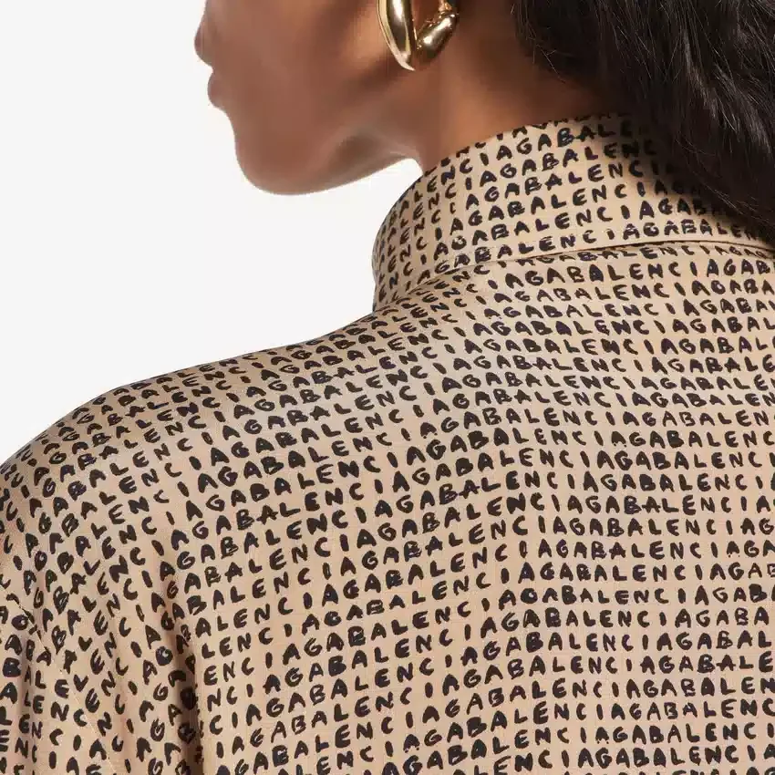 Camisa de mujer con monograma en beige/negro Camisa de mujer con monograma en beige/negro