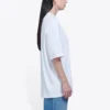 Camiseta blanca de manga corta holgada con logo de letras pequeñas 556104TYK289000