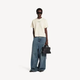 Camiseta de mujer Balenciaga con diseño en la espalda, corte medio, en color crema