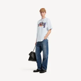Camiseta para hombre de corte medio con diseño de calcomanías para auto, en blanco