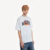 Camiseta para hombre de corte medio con diseño de calcomanías para auto, en blanco Camiseta para hombre de corte medio con diseño de calcomanías para auto, en blanco