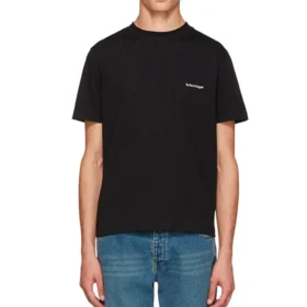 Camiseta unisex básica de manga corta con cuello redondo y logo pequeño, color negro 556151TYK281000 Camiseta unisex básica de manga corta con cuello redondo y logo pequeño, color negro 556151TYK281000