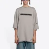 Camiseta unisex de manga corta, cuello redondo con agujeros y estampado de letras en color liso, gris 661715TKVD58174