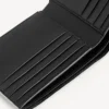 Cartera para pasaporte de hombre, plegada en forma cuadrada, en color plateado