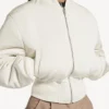 Chaqueta bomber corta para mujer en color marfil Chaqueta bomber corta para mujer en color marfil