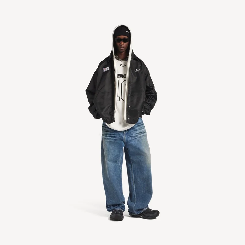 Chaqueta Coach de Balenciaga para hombre | Colaboración con la NBA en color negro Chaqueta Coach de Balenciaga para hombre | Colaboración con la NBA en color negro