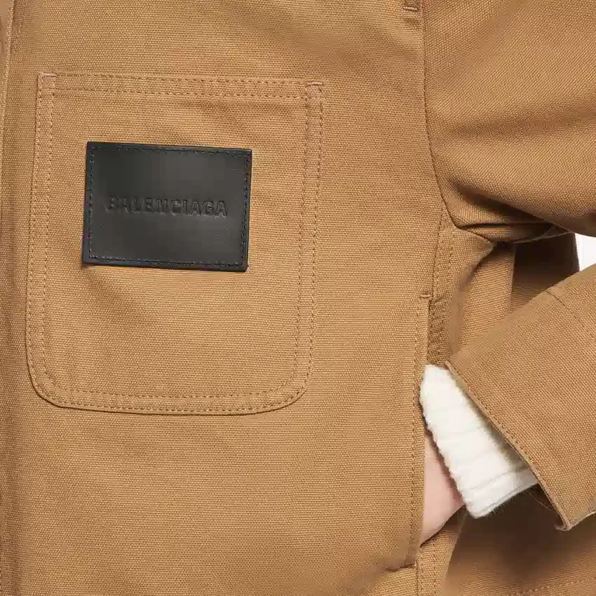 Chaqueta corta de estilo laboral para mujer en color beige Chaqueta corta de estilo laboral para mujer en color beige