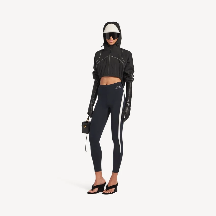 Chaqueta corta técnica para mujer en negro Chaqueta corta técnica para mujer en negro