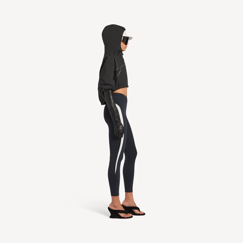 Chaqueta corta técnica para mujer en negro Chaqueta corta técnica para mujer en negro