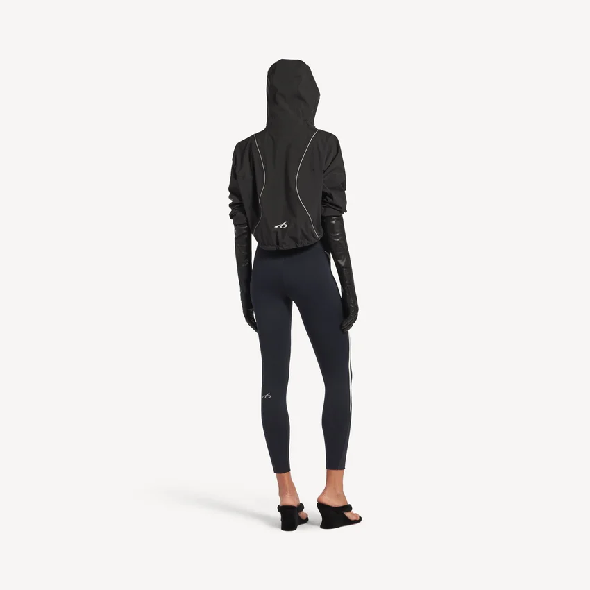 Chaqueta corta técnica para mujer en negro Chaqueta corta técnica para mujer en negro