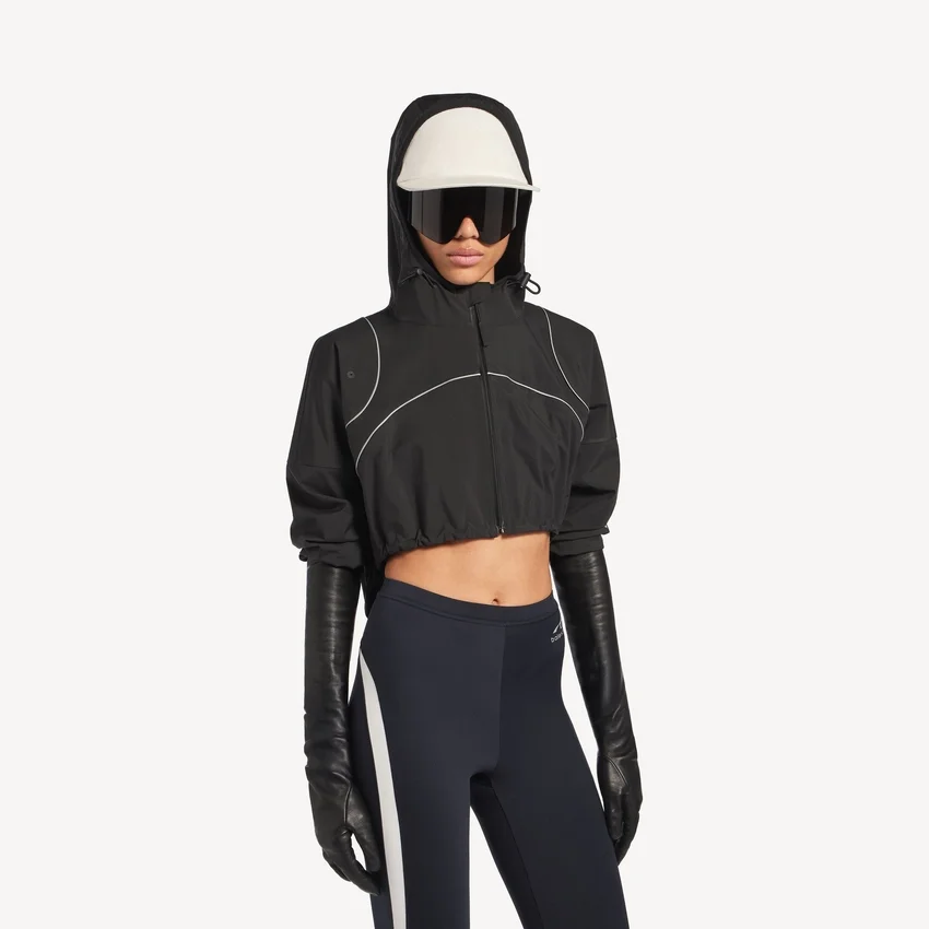 Chaqueta corta técnica para mujer en negro Chaqueta corta técnica para mujer en negro