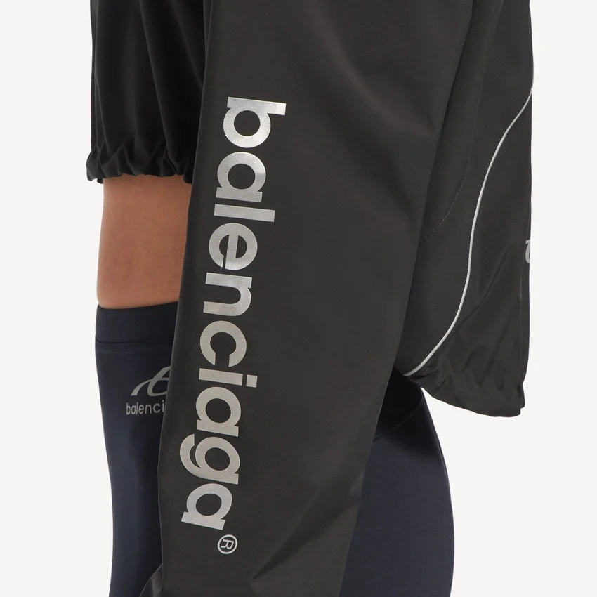Chaqueta corta técnica para mujer en negro Chaqueta corta técnica para mujer en negro