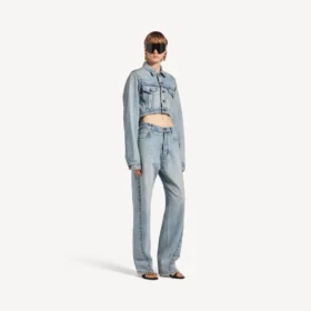 Chaqueta corta y entallada para mujer en azul claro decolorado