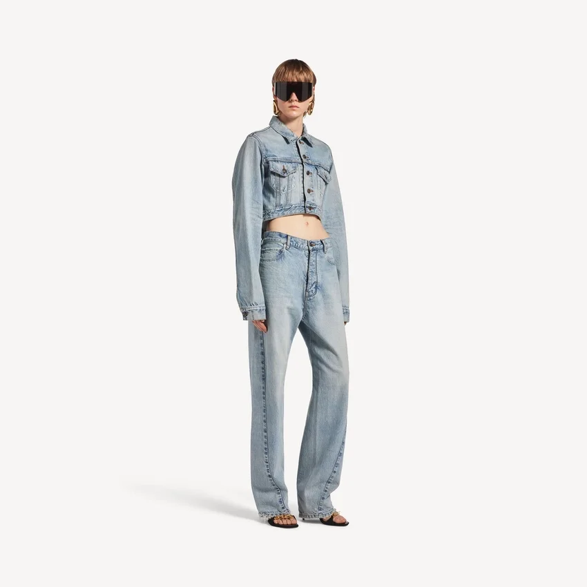 Chaqueta corta y entallada para mujer en azul claro decolorado Chaqueta corta y entallada para mujer en azul claro decolorado