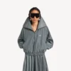 Chaqueta de chándal de cuello alto para mujer en color gris elefante