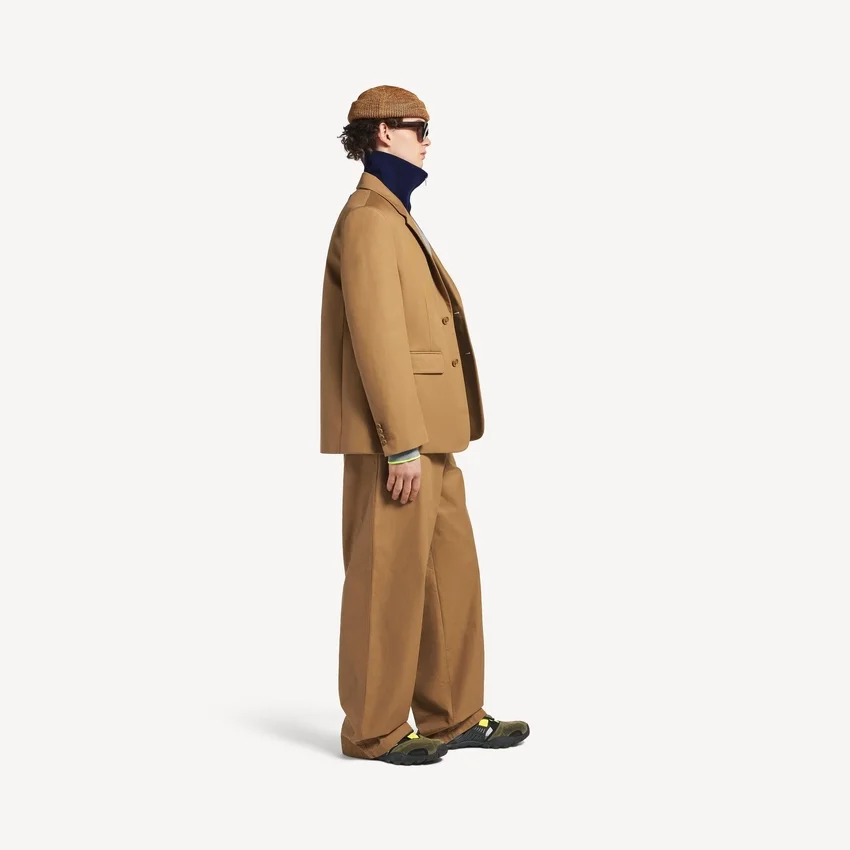 Chaqueta de hombre de corte normal y un solo botonero en color camel Chaqueta de hombre de corte normal y un solo botonero en color camel