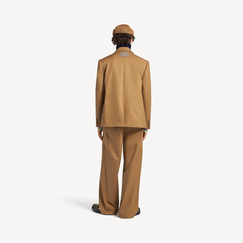 Chaqueta de hombre de corte normal y un solo botonero en color camel Chaqueta de hombre de corte normal y un solo botonero en color camel