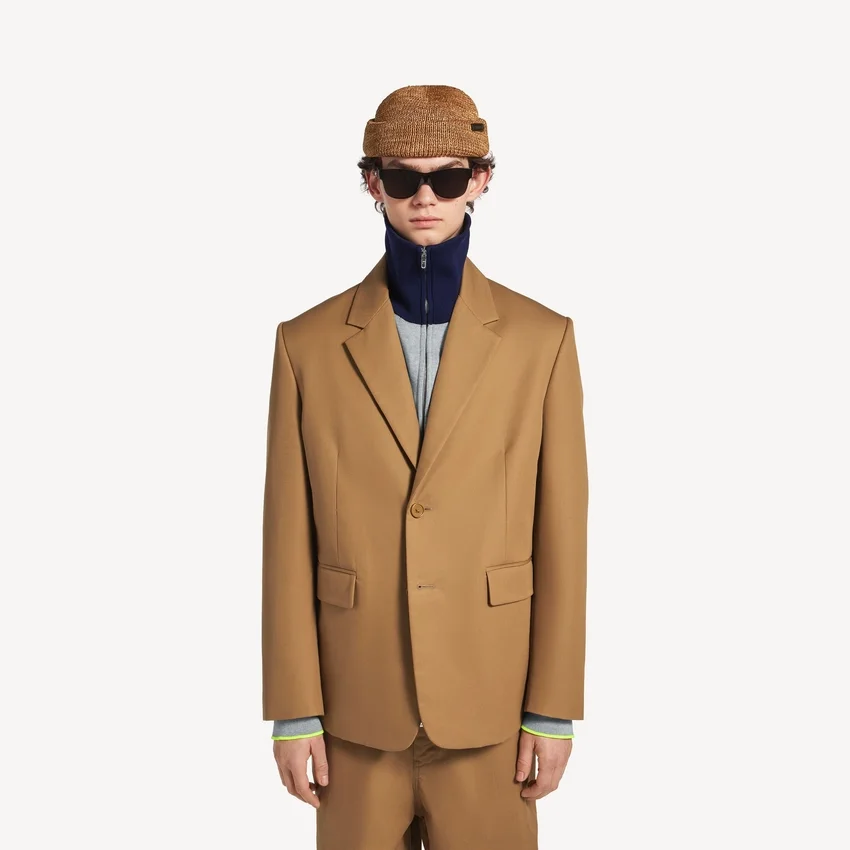 Chaqueta de hombre de corte normal y un solo botonero en color camel Chaqueta de hombre de corte normal y un solo botonero en color camel