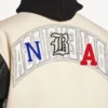 Chaqueta universitaria para hombre de Balenciaga | Colaboración con la NBA en color marfil Chaqueta universitaria para hombre de Balenciaga | Colaboración con la NBA en color marfil