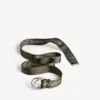 Cinturón con anilla en D para hombre en color caqui/gris