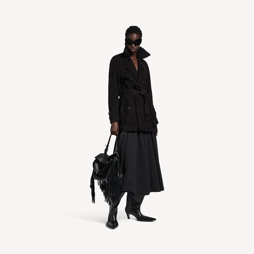 Gabardina corta tipo capullo para mujer en negro Gabardina corta tipo capullo para mujer en negro
