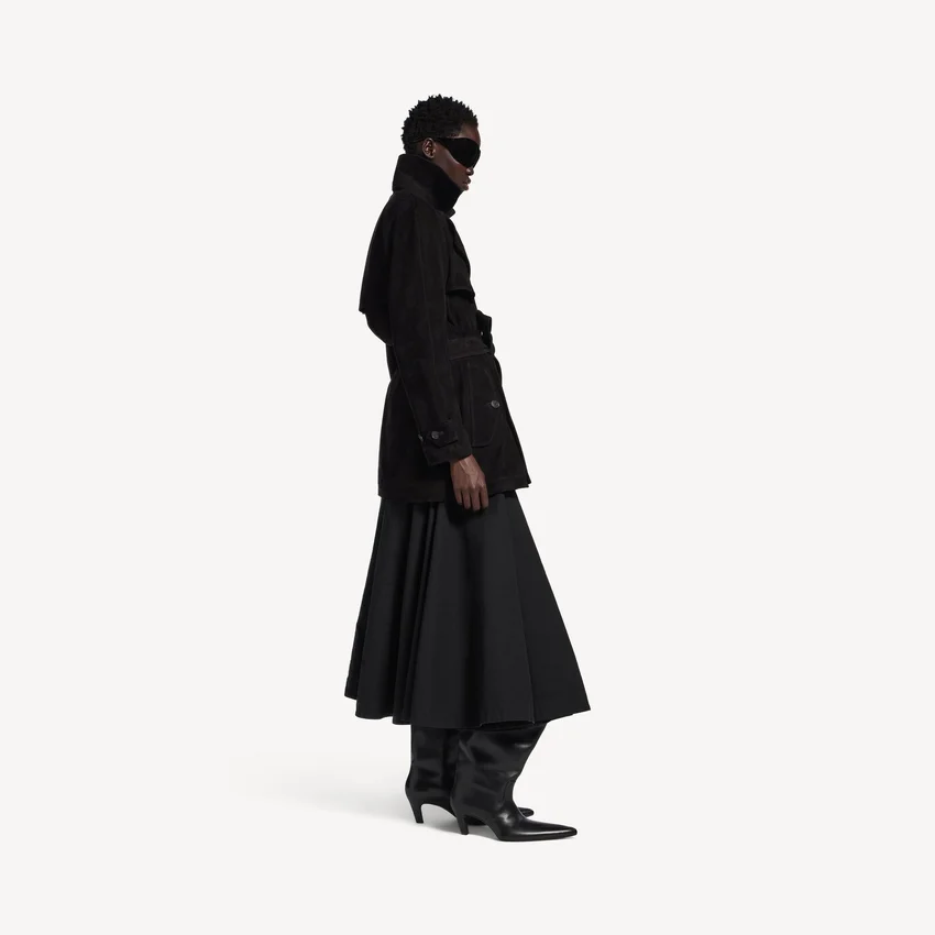 Gabardina corta tipo capullo para mujer en negro Gabardina corta tipo capullo para mujer en negro