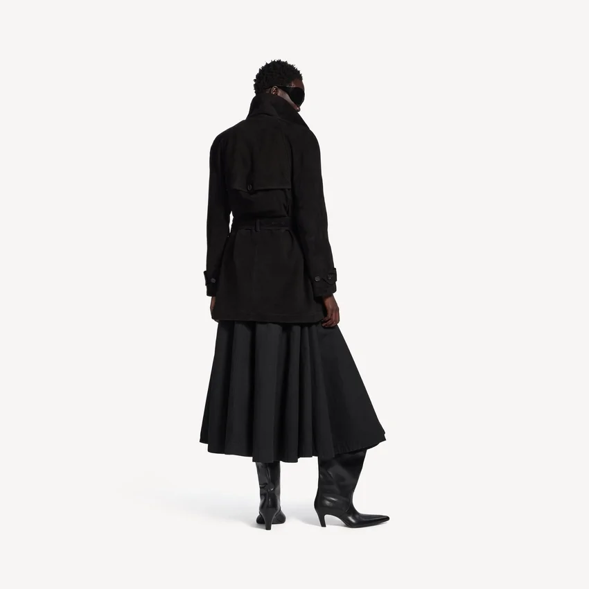 Gabardina corta tipo capullo para mujer en negro Gabardina corta tipo capullo para mujer en negro