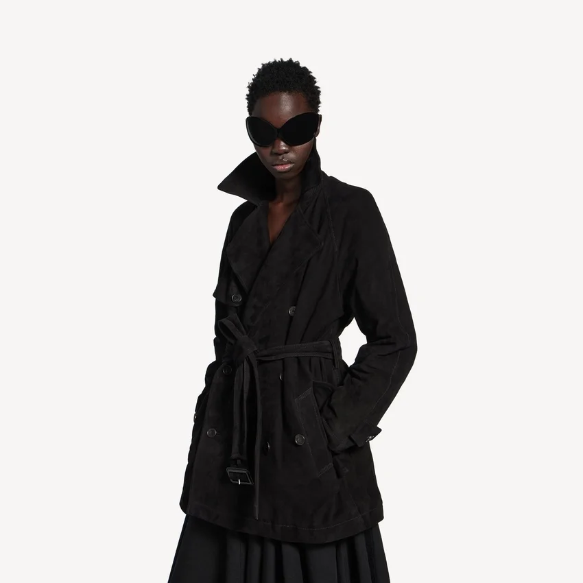 Gabardina corta tipo capullo para mujer en negro Gabardina corta tipo capullo para mujer en negro