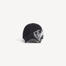 Gorra para hombre con diseño en cursiva en negro lavado